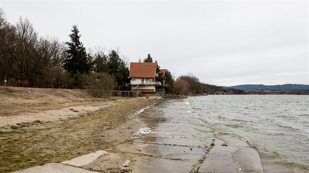 Ani po dvou letech od posledního výlovu není desátý největší český rybník Dehtář na plné vodě.