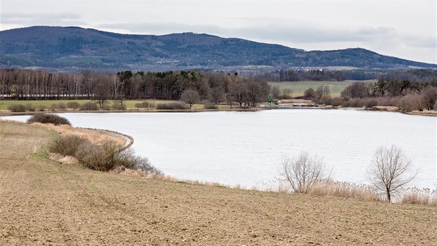 Ani po dvou letech od posledního výlovu není desátý největší český rybník Dehtář na plné vodě.