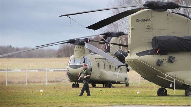 Americké vrtulníky CH-47 Chinook neplánovaně přistály na letišti v Líních na Plzeňsku (21. února 2016).