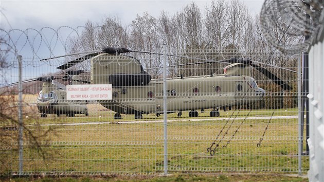 Americké vrtulníky CH-47 Chinook neplánovaně přistály na letišti v Líních na Plzeňsku (21. února 2016).