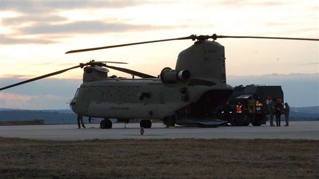 Americk vrtulnky CH-47 Chinook plnovan tankovaly na zkladn v Nmti nad Oslavou. Poas je tam zdrelo tyi dny.