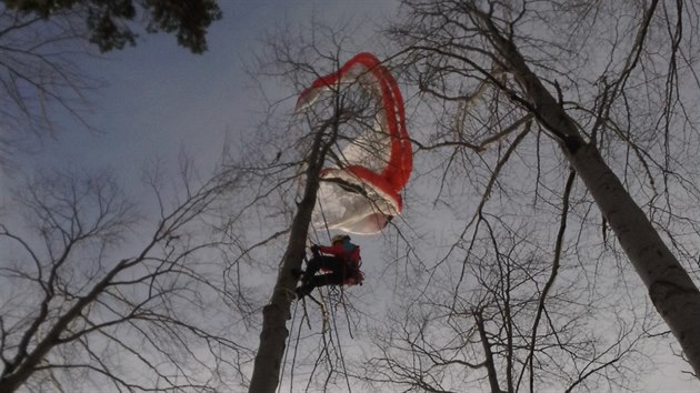 Na beskydskm vrcholku Praiv uvzl paraglidista. Na pomoc ekal v korun stromu tyi hodiny.