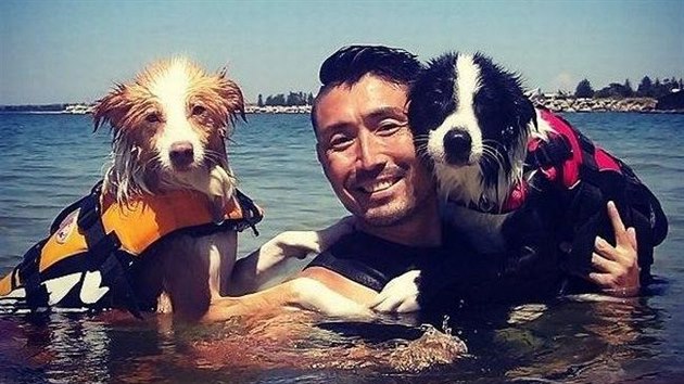 Australský psí trenér japonského původu Dai Aoki se svými border kóliemi: vlevo Holly, vpravo Ace.