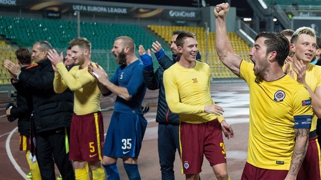 Sparant fotbalist se raduj s fanouky z triumfu v odvet vyazovac fze Evropsk ligy v Krasnodaru.