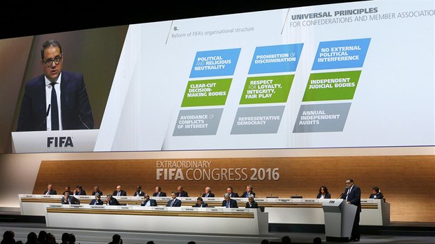 Mimořádný kongres FIFA v Curychu, u pultu hovoří Victor Montagliani, prezident kanadské fotbalové asociace.