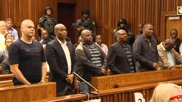 Radovan Krejčíř (první vlevo) čeká na rozsudek před jihoafrickým soudem. (23. února 2016)