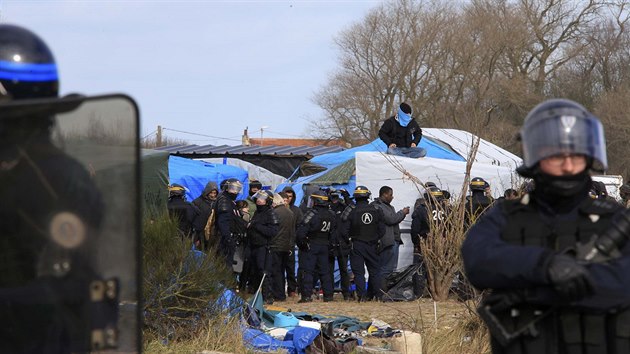 Demolice části uprchlického tábora v Calais (29. února 2016)