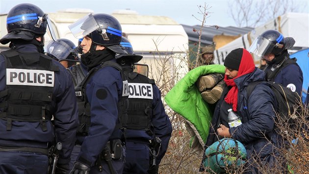 Likvidace sti tbora migrant v Calais (29. nora 2016)