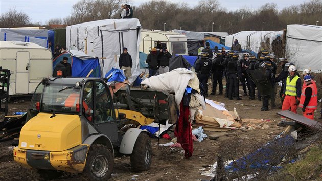 Likvidace tbora migrant u Calais (29. nora 2016)
