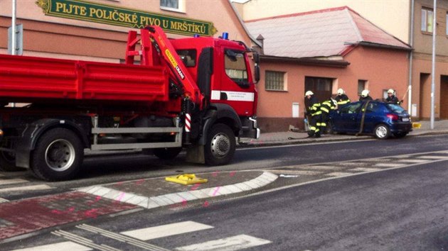 Po otoen bylo auto naloen na pistaven nkladn vz..