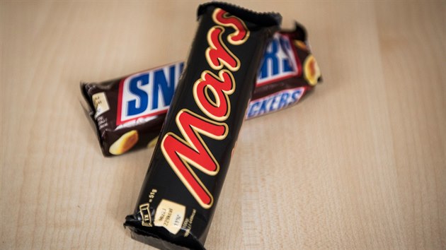 okoldov tyinky Mars a Snickers.