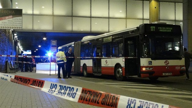 Mu zemel pod koly autobusu (22.2.2016).