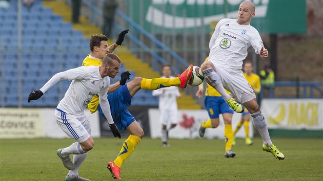 Zlnsk Vukadin Vukadinovi jde oste po mi, proti nmu vystrkuje koleno Pavel movs z Mlad Boleslavi.