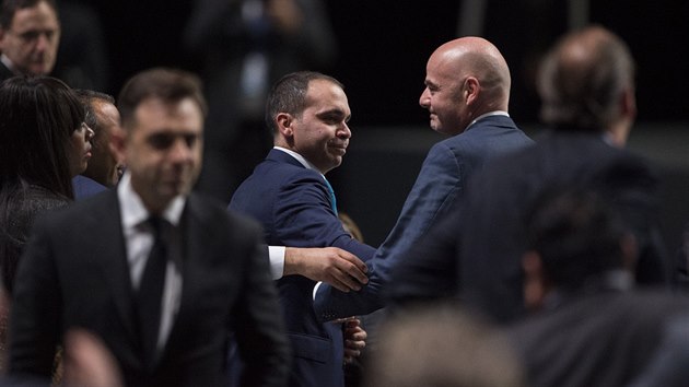 Jordnsk princ Al bin Husajn (vlevo) blahopeje Giannimu Infantinovi ke zvolen prezidentem FIFA.