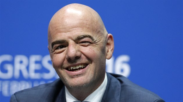 Gianni Infantino na sv prvn tiskov konferenci v roli prezidenta FIFA licky zamrkal na svho znmho.