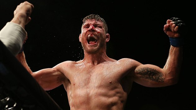 Zpasnk MMA Michael Bisping se raduje z vtzstv nad Andersonem Silvou (27. nora 2016).