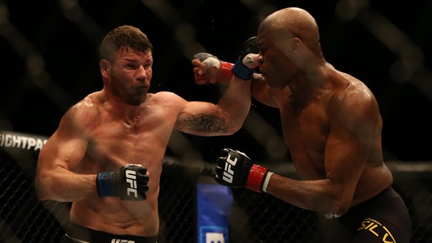 Bojovnci MMA Michael Bisping a Anderson Silva se utkali v zpase organizace UFC (27. nora 2016).