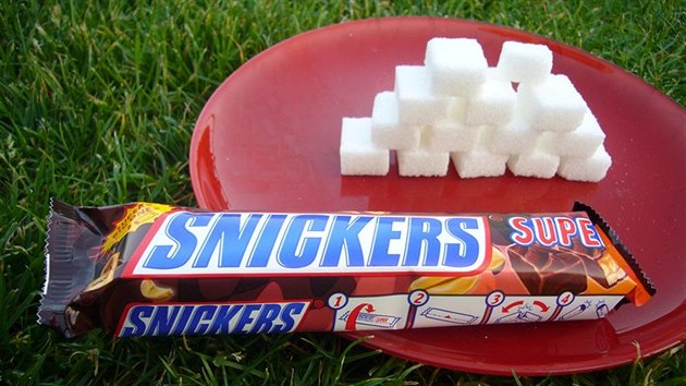 Snickers - Velk tyinka Snickers obsahuje 54 gram cukru a to se rovn tm 14 kostkm cukru.