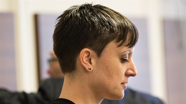 Právnička Michaela Salačová přichází k Městskému soudu v Praze. Obžaloba ji viní, že nemocného seniora připravila o majetek.(25.2.2016)
