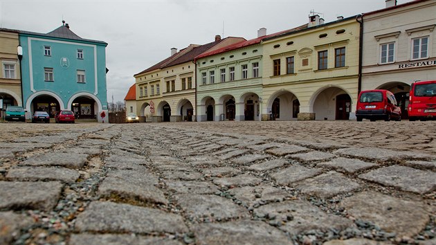 Pohled do rohu náměstí v Novém Městě nad Metují (9.2.2016).
