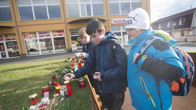 Pietn msto v Uherskm Brod. Od masakru v restauraci ubhl rok, lid pili zaplit svky.