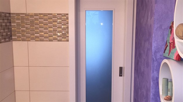 Koupelna po rekonstrukci - prosklen dvee propoutj svtlo do pedsn.