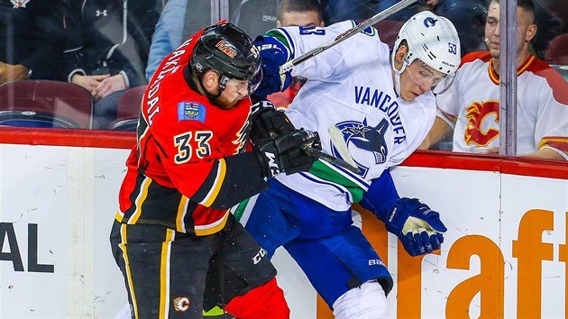 Jakub Nakldal (vlevo) z Calgary v souboji s  Bo Horvatem z Vancouveru.