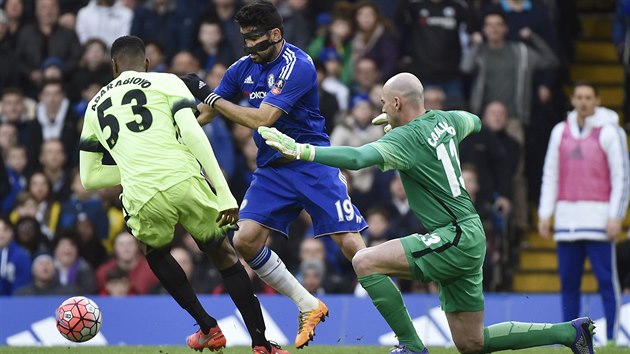 Diego Costa z Chelsea v souboji s Oluwatosinem Adarabioyoem z Manchesteru City. Pihl brank Willy Caballero.
