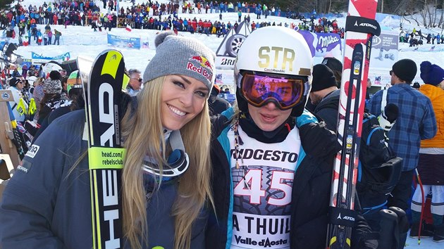 esk reprezentantka Ester Ledeck (vpravo na snmku s Lindsey Vonnovou) bodovala ve Svtovm pohru ve sjezdovm lyovn i v nedlnm superobm slalomu....