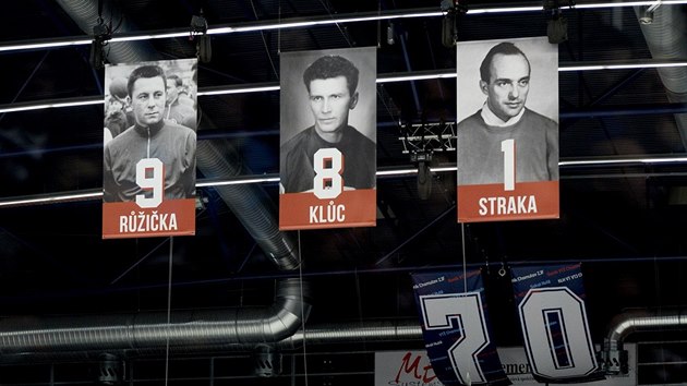 Hokejist Chomutova odehrli Vron utkn k 70. vro od zaloen klubu, zpasu pedchzelo slavnost vyven dres dvou osobnost pod stechu chomutovk arny, bvalho tonka Jiho Riku a branke Karla Straky.