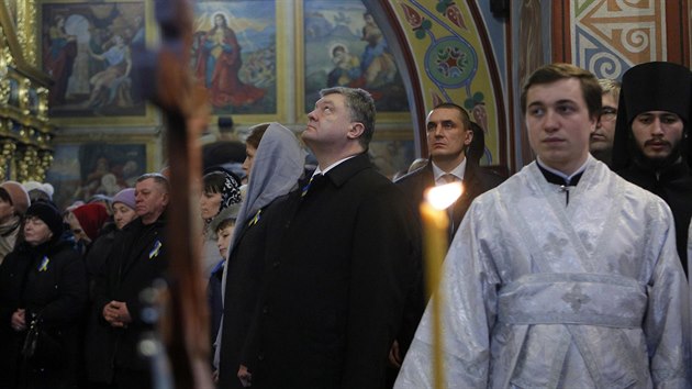 Ukrajinsk prezident Petro Poroenko a jeho ena Maryna Poroenkov se astn smuten vzpomnkov bohosluby za obti ukrajinskho Majdanu. (20. 2. 2016)