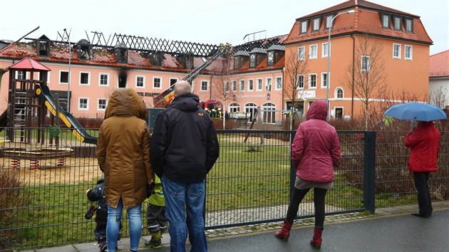 Obyvatel msta se dvaj na hotel v Budyn, kter poniil zejm mysln zaloen por. (21. 2. 2016)