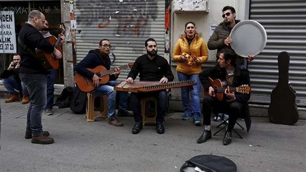 Syrt a irt hudebnci vystupuj v ulicch tureck metropole Istanbul. (17. 2. 2016)