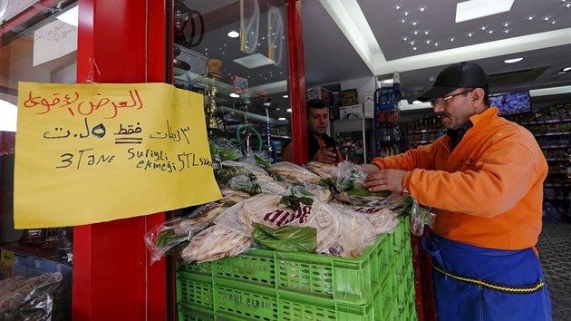 Npis v arabtin na tureckm trhu. Za ti syrsk chleby si prodejce tuje 5 lir (asi 40 korun). (17. 2. 2016)