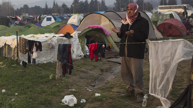 U pechodu Idomeni mezi eckem a Makedoni nyn ek asi 6 500 uprchlk. Makedonie toti vpout jen nkolik stovek benc denn (28. nora 2016).
