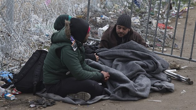 U pechodu Idomeni mezi eckem a Makedoni nyn ek asi 6 500 uprchlk. Makedonie toti vpout jen nkolik stovek benc denn (28. nora 2016).