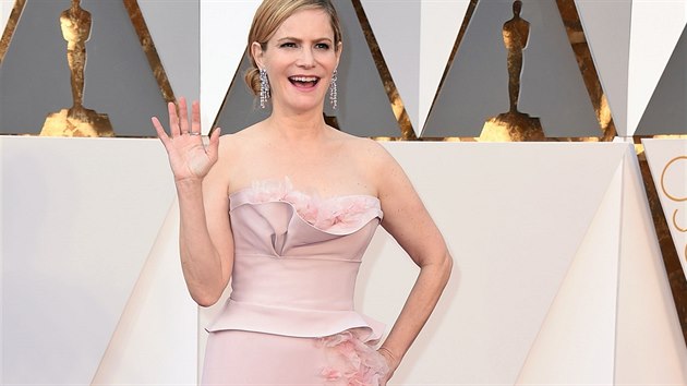 Jennifer Jason Leighov� obl�kla sv�tle r��ov� �aty Marchesa s korzetov�mi topem s n�padn�m �asen�m. Sukni s vle�kou zdob� kv�tiny.