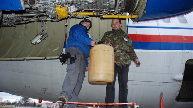 Ppravy k demonti motoru Solovjov D-30KU-154: vypoutn zbytk paliva z rozpojenho palivovho potrub