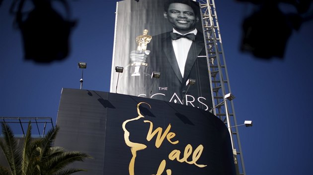 Moderátor Oscarů Chris Rock zve ke sledování ceremoniálu na hollywoodském plakátu