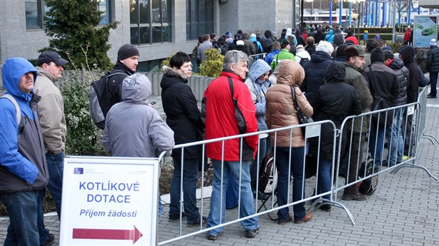 V Olomouci a dalích mstech kraje ekaly davy lidí ve frontách, aby získali...