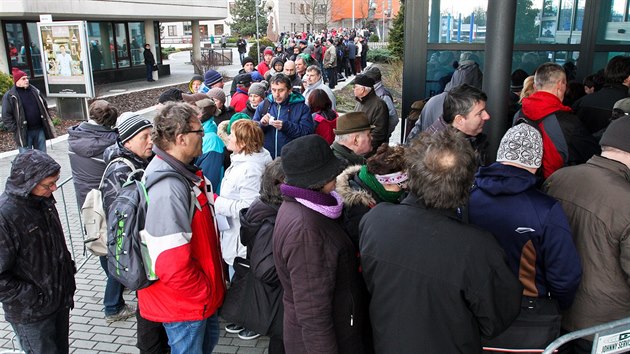 V Olomouci a dalších městech kraje čekaly davy lidí ve frontách, aby získali dotace na výměnu kotlů. Ti rychlejší v čekárně krajského úřadu, ostatní museli zůstat před vchodem.