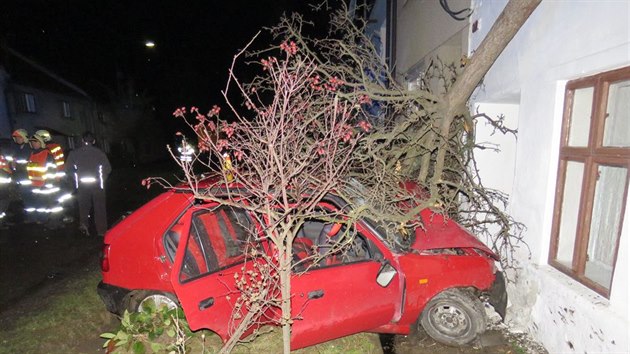 Mladý řidič vezoucí čtyři cestující dostal na Prostějovsku smyk a vyjel mimo silnici, kde přerazil strom a narazil do zdi domu.