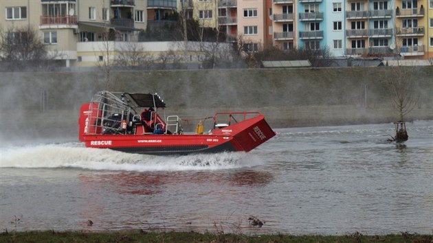 Olomoučtí hasiči si v korytě Moravy vyzkoušeli vyvíjené záchranářské obojživelné plavidlo Airboat.