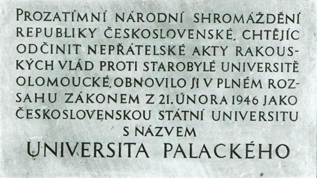 Pamětní deska připomínají obnovení olomoucké Univerzity Palackého.
