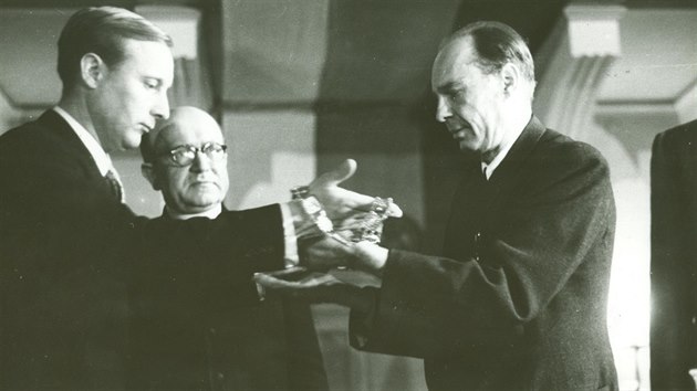 Rektor Univerzity Palackého J. L. Fischer přebírá 17. listopadu 1946 rektorský řetěz darovaný městem Olomouc.