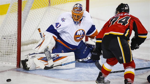 Ji Hudler z Calgary se sna pokoit branke Jaroslava Halka z NY Islanders.