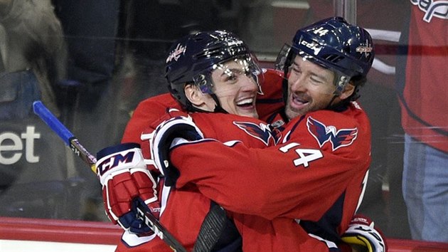 Dmitrij Orlov (vlevo) a Justin Williams se raduj z glu Washingtonu,