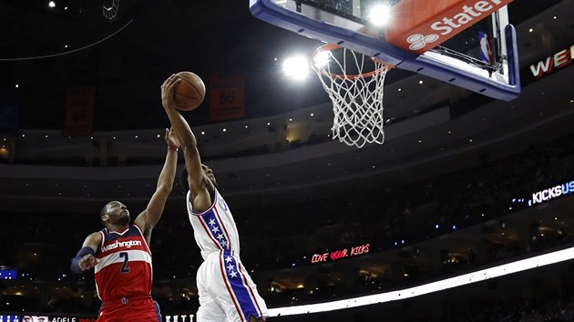 Ish Smith (vpravo) z Philadelphie m za sme, John Wall z Washingtonu ho nedostihl.