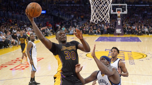 Julius Randle (u me) z LA Lakers let ke koi Memphisu, brn ho Zach Randolph.