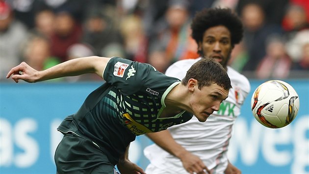 Andreas Christensen (vlevo) z Mnchengladbachu hlaviuje ped Caiubym z Augsburgu.